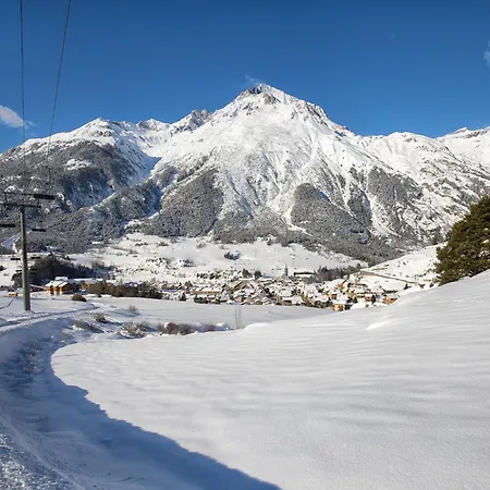 Termignon Ski-in Ski-out Location Apartment *